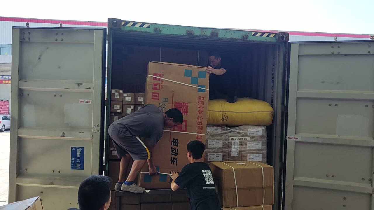 Equipo de DTD consolidando y cargando el contenedor en la bodega de Yiwu, China